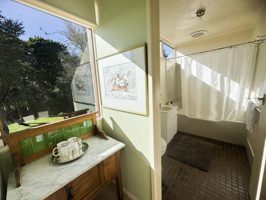 Queen Ensuite Room 8